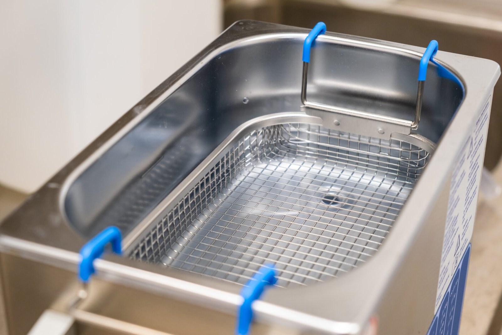 Why Your Laboratory Needs an Ultrasonic Cleaner
