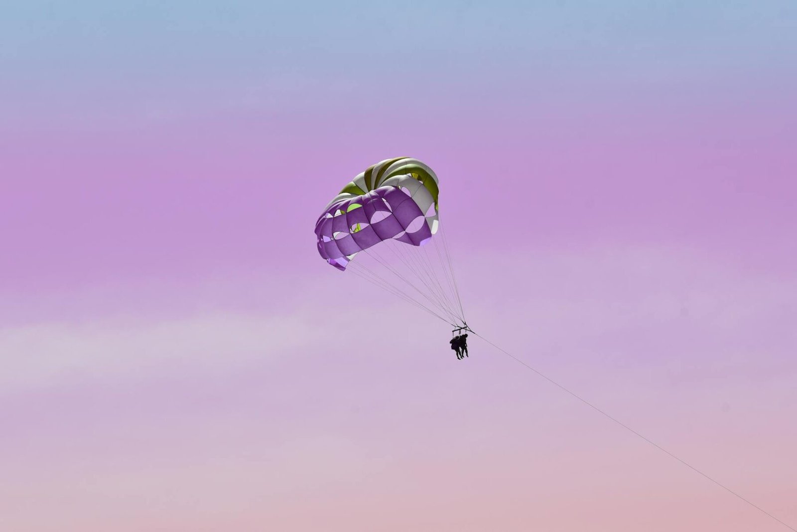 Beginner’s Guide to Parasailing: Steps to Safely Enjoy Your First Flight